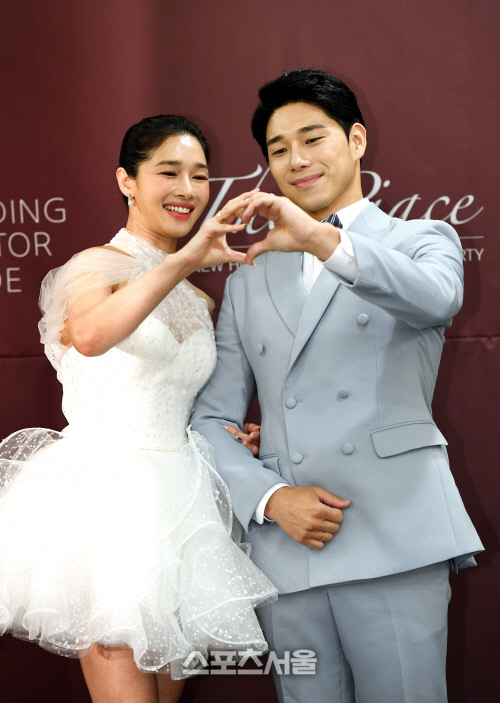 [포토]선우선-이수민 결혼, 함께 하트를!