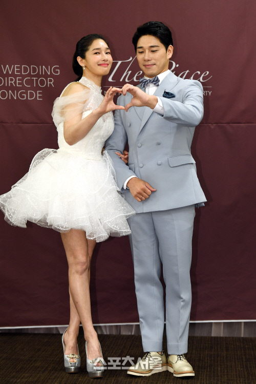 [포토]함께 하트 만들어보이는 선우선과 이수민