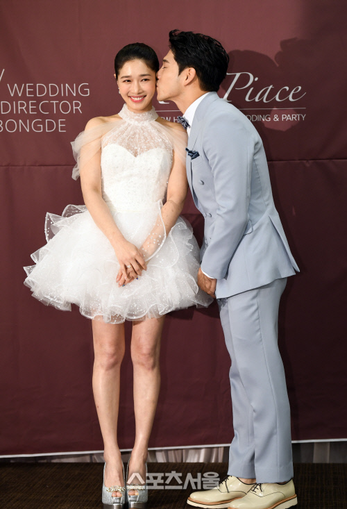 [포토]선우선의 뺨에 입맞춤 하는 이수민