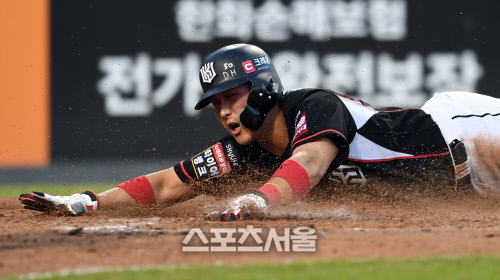 [포토]KT 황재균, 또 홈 슬라이딩이야...