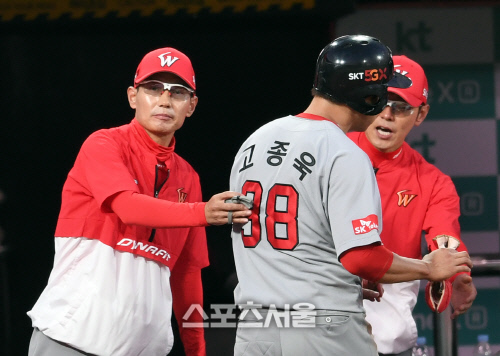 [포토]염경엽 감독, \'종욱아! 수고했어!\'