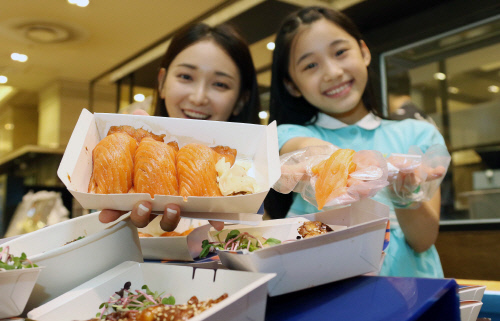 [포토] 신세계百, 대만 '대왕 연어 초밥' 삼미식당 입점