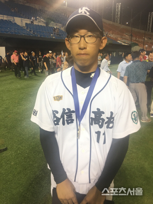 청룡기 최우수선수상 허윤동 "볼넷이 가장 싫어…구속도 향상될 것"