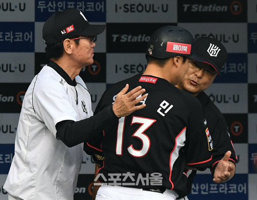 [포토] kt 이강철 감독, 윤석민 등을 토닥토닥...