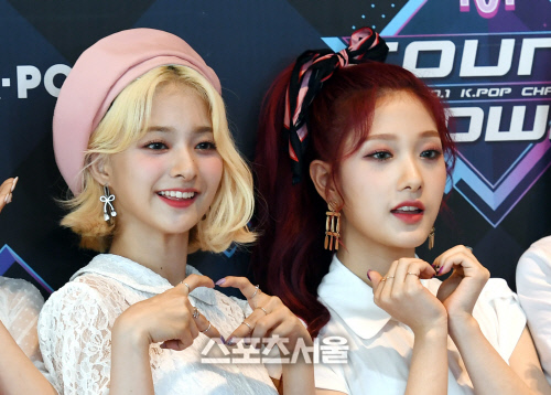 [포토]프로미스나인 이나경-이서연, 깜찍하게 하트를