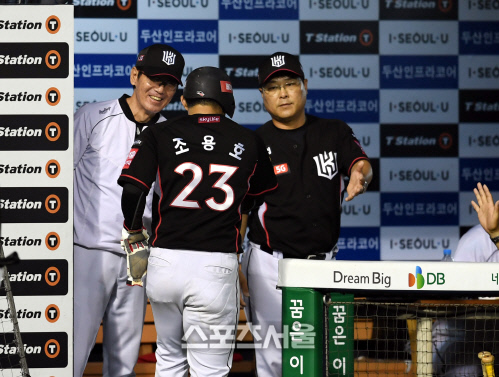 [포토] 이강철 감독, 추가 득점에 웃음꽃