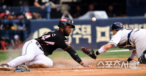 [포토] kt 로하스, 공은 허공에~!