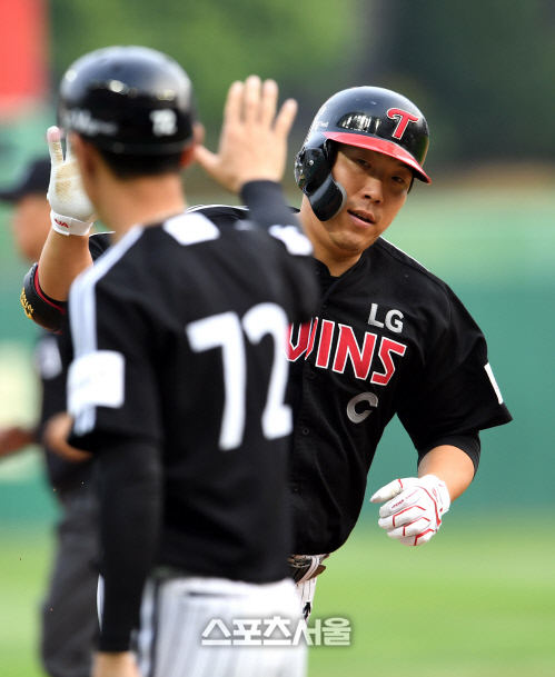 [포토]선제 솔로 홈런 김현수, 출발이 좋아요!