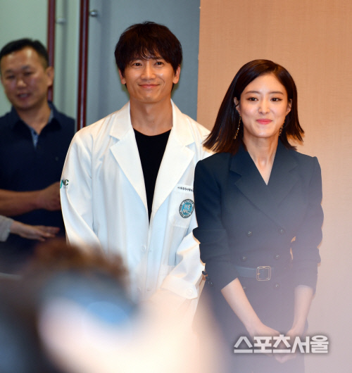 다시 의사로 돌아온 지성, 이세영과 함께 등장[포토]