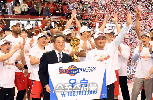 [포토]6번째 우승을 차지한 현대모비스 유재학 감독