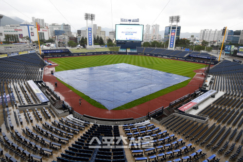 [포토] 방수포 덮힌 창원NC파크, 퓨처스 올스타 가능할까?