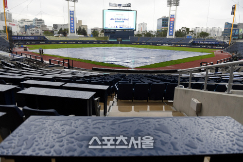 [포토] 태풍 영향으로 비 내리는 창원NC파크