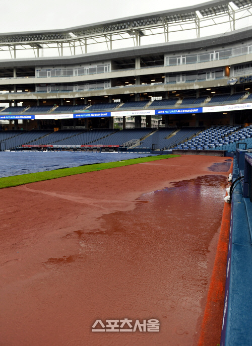 [포토] 물 고인 창원NC파크