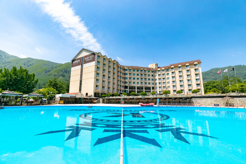 켄싱턴리조트 청평_하트 야외 수영장