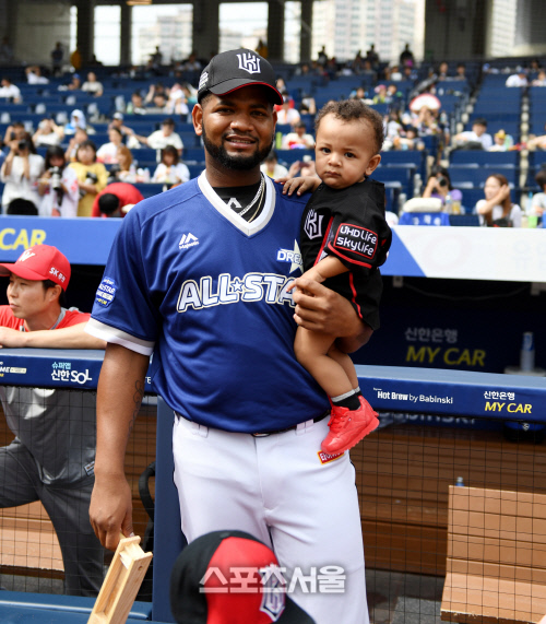 [포토] 알칸타라, 자녀 한손으로 번쩍