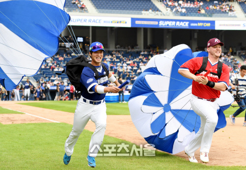 [포토] 이학주-샌즈, 낙하산 메고 슈퍼질주