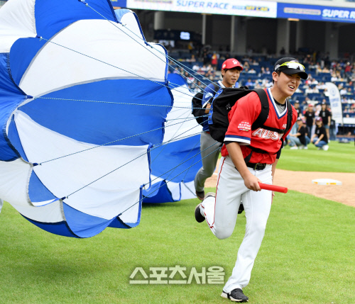 [포토] 정은원, 낙하산 메고 질주