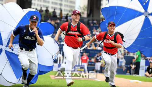 [포토] 박세혁-샌즈-고우석, 낙하산 메고 슈퍼레이스