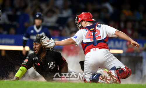 [포토] 로하스, 6회 과감한 홈쇄도로 추가 득점