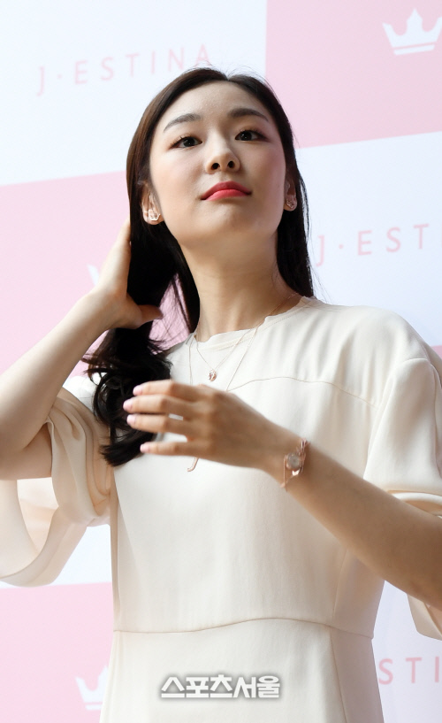 [포토]머리 넘기는 김연아, 더 예쁘게!