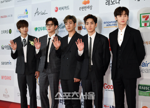 [포토]뉴이스트, 2019 올해의 브랜드 대상 남자 아이돌 부문 수상