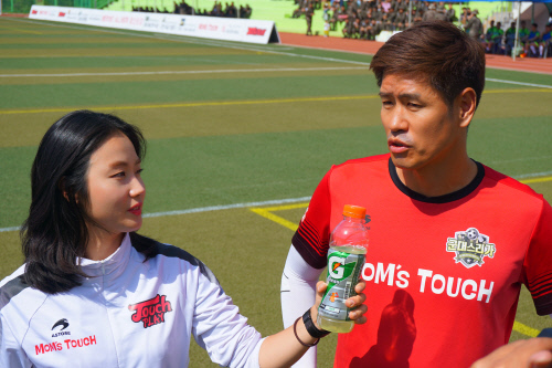 [군대스리가] 경기전 인터뷰를 진행중인 설기현