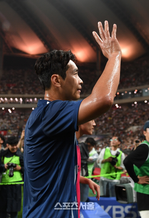[포토]팬들의 환호에 손인사로 화답하는 이동국