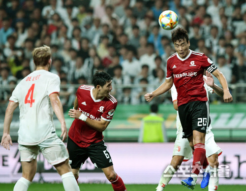 [포토] '팀K리그' 이동국, 회심의 헤딩슛?