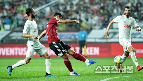 [포토] '팀K리그' 이동국, 유벤투스를 위협하는 슈팅!