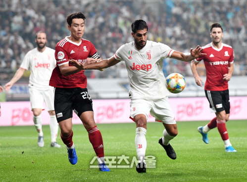 [포토]이동국과 엠레 찬, 치열한 볼다툼