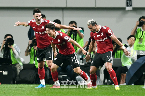 [포토]K리그의 세징야, 호날두 보는 앞에서 호우 세리머니