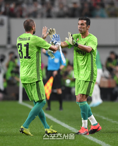 [포토]교체투입되는 유벤투스의 골키퍼 부폰