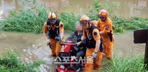 안산소방서, 구조대원 폭우로 고립된 시민 1명 구조