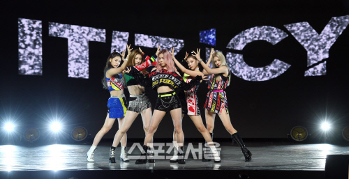 [포토]있지(ITZY) 컴백, 타이틀곡 \'아이씨(ICY)\' 무대