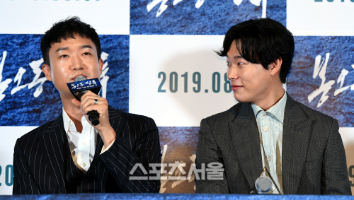 [포토] 류준열, 조우진의 '비주얼 1위' 발언에 순간 깜짝!