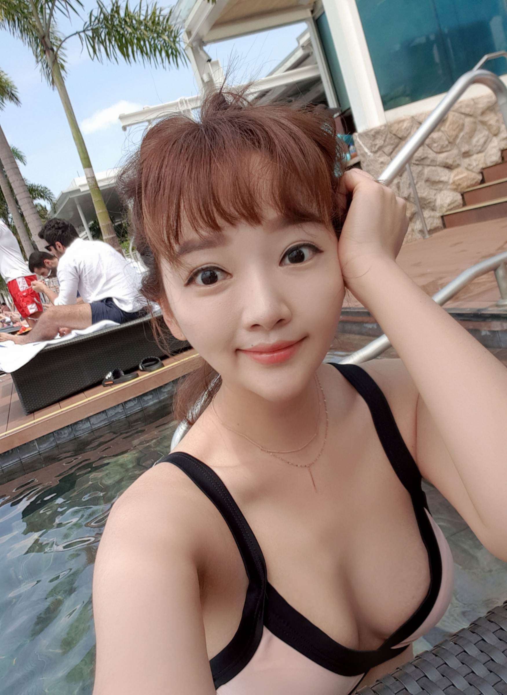 배우 겸 화가 윤송아, 싱가포르서 뽐낸 볼륨감