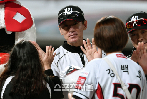 [포토]이강철 감독, 두산 또 잡았습니다!