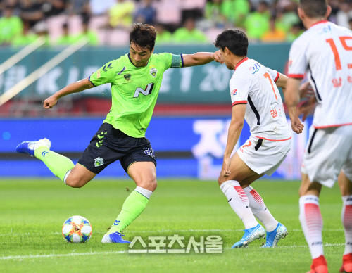 [포토]이동국의 강력한 오른발 슛(전북-제주)