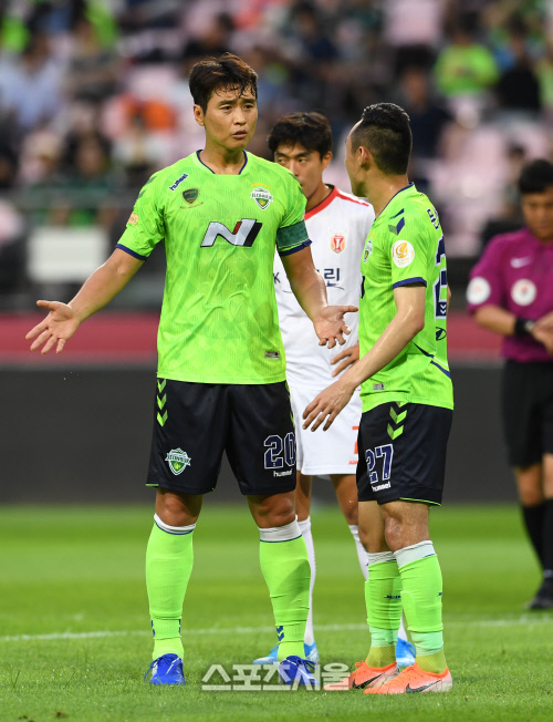 [포토]이동국-문선민, 심각하게!