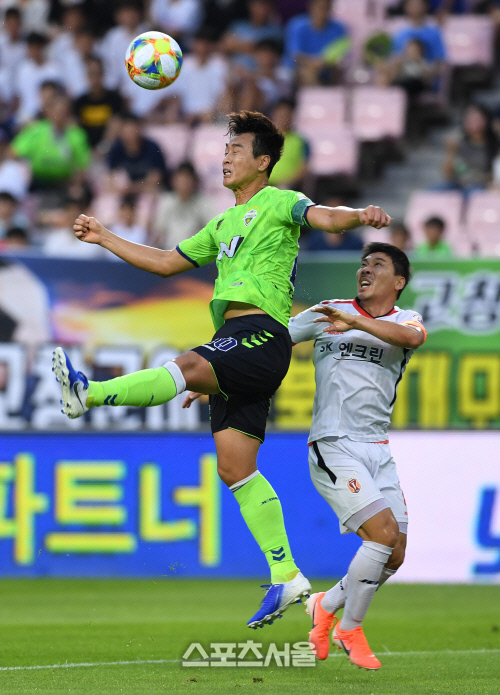 [포토]동료에게 공 떨궈주는 이동국