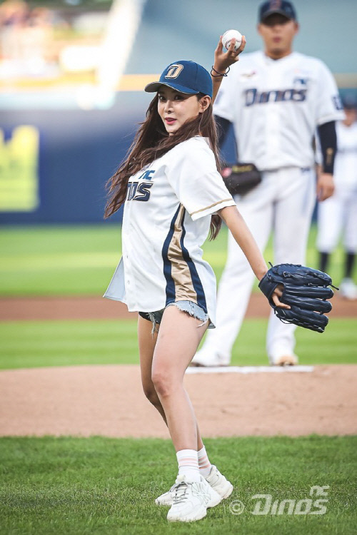 제2의 홍진영' 강자민, 군더더기 없는 시구로 NC 창원 파크 달궈