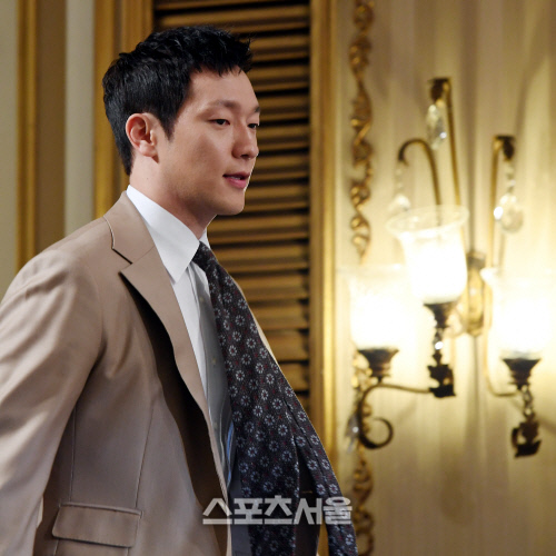 [포토] 손석구, 넥타이 휘날리며~