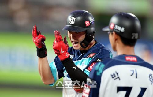 [포토] 안타 문상철 \'추가득점 기회 만들었어\'