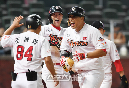 오랜만의 루징시리즈 SK...완승으로 3차전 마침표