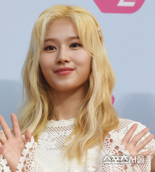[포토] 트와이스 사나, 반가운 손인사~