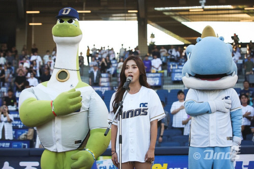 NC 창원 파크에서 애국가를 부르는 강자민, 오늘의 시구자거든요~[포토]