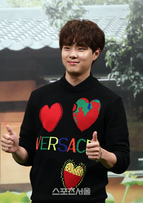 [포토]조병규, '김보라와의 통화는 스태프 피해 산기슭에서'