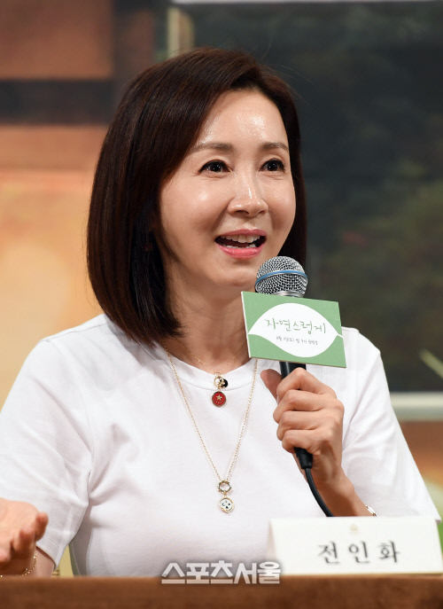 [포토]'자연스럽게'로 첫 예능 고정 출연 소감 밝히는 전인화