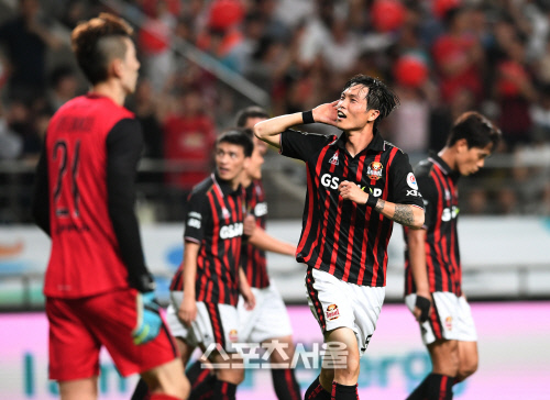 [포토]FC서울 박동진, 대구 골키퍼 조현우 앞에서...