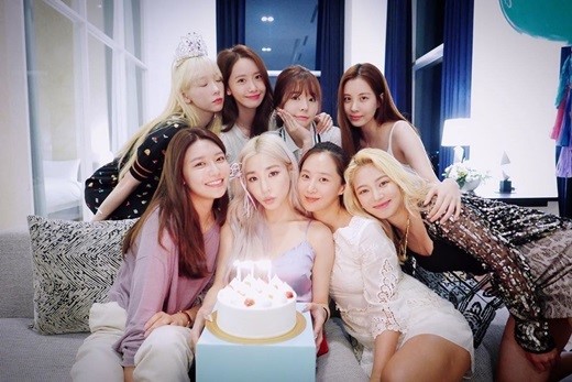 소녀시대, 8人 완전체로 뭉쳤다...티파니 생일파티